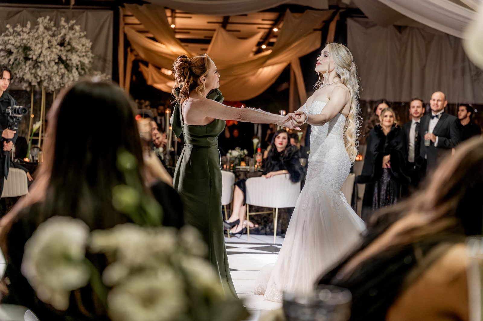 Retrato de los novios Kenia y Carlos en La Victoria Eventos — Oscar Lara Fotografía