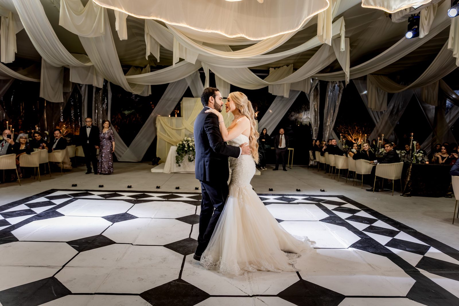 Fiesta y baile en la recepción de la boda en La Victoria Eventos, La Primavera, Zapopan — Oscar Lara Fotografía