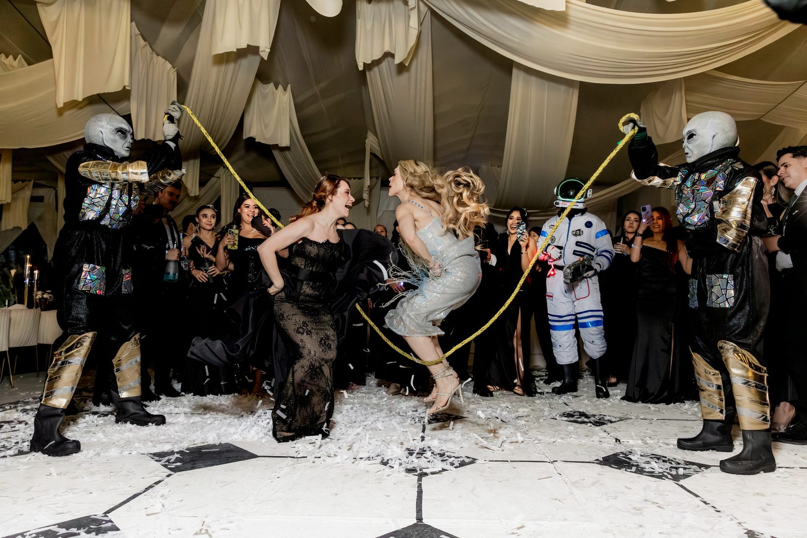 Fiesta y baile en la recepción de la boda en La Victoria Eventos, La Primavera, Zapopan — Oscar Lara Fotografía