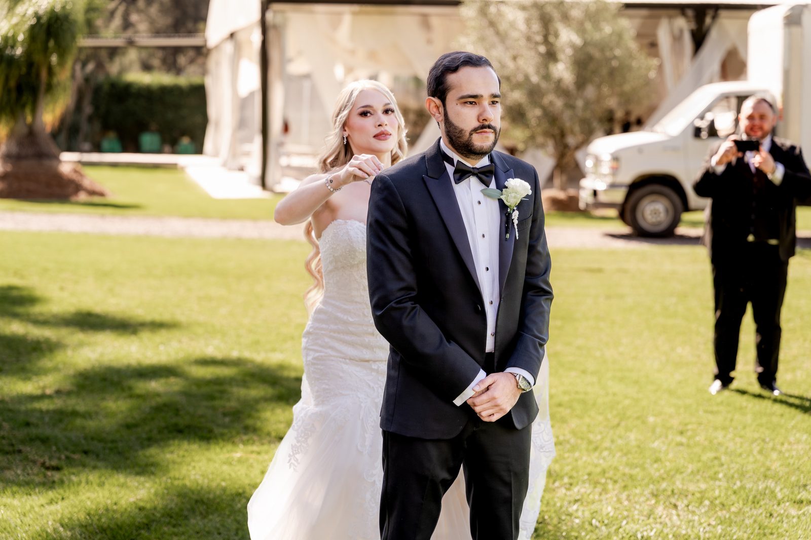 Retrato de los novios Kenia y Carlos en La Victoria Eventos — Oscar Lara Fotografía