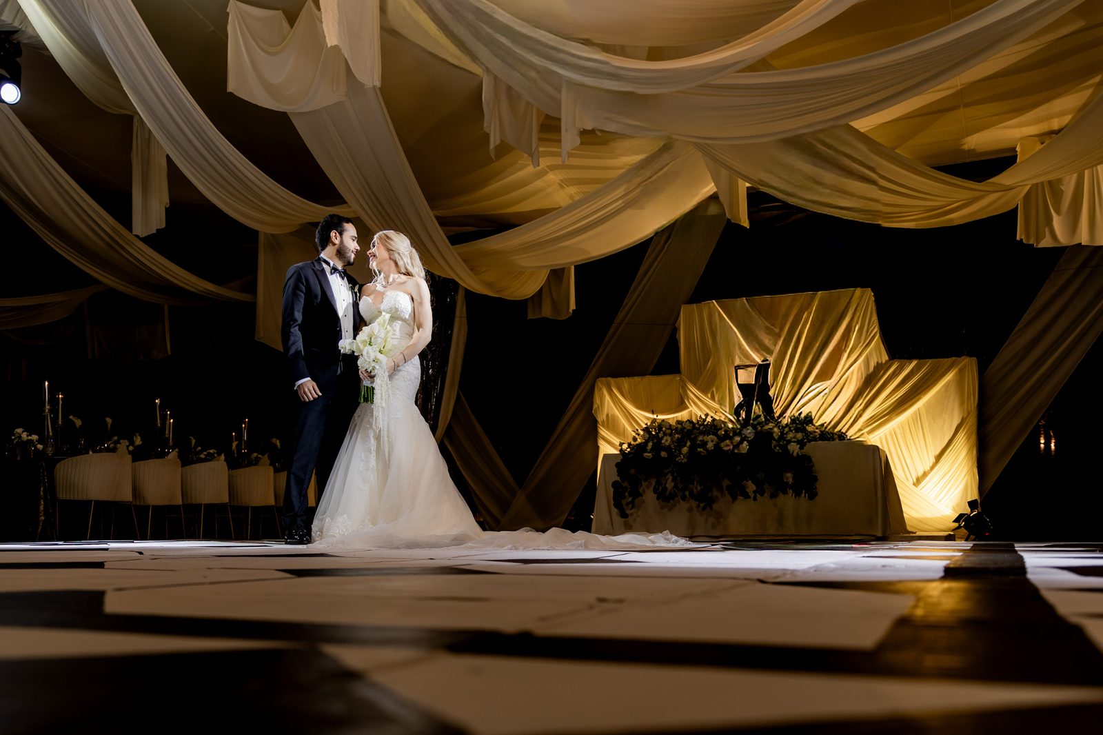 Retrato de los novios Kenia y Carlos en La Victoria Eventos — Oscar Lara Fotografía