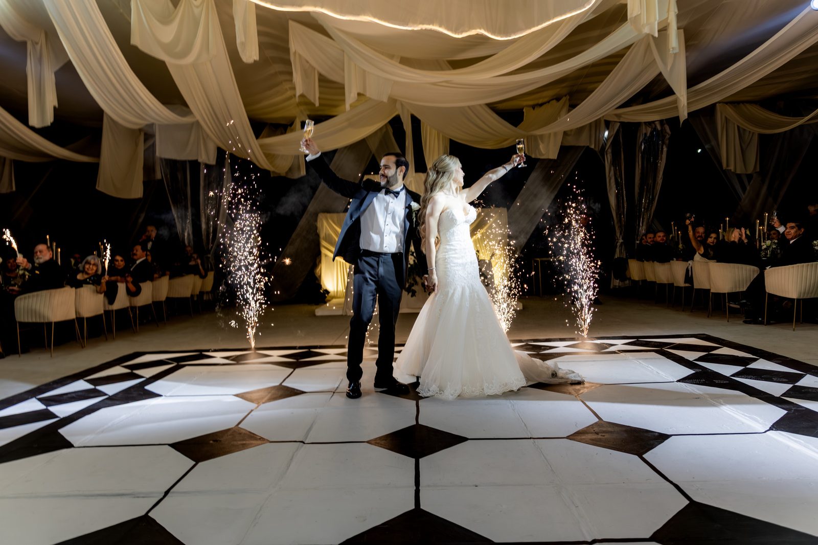 Retrato de los novios Kenia y Carlos en La Victoria Eventos — Oscar Lara Fotografía