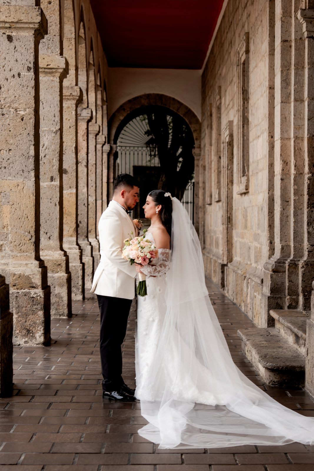 Retrato de los novios Larissa y Octavio en La Cantera Eventos — Oscar Lara Fotografía