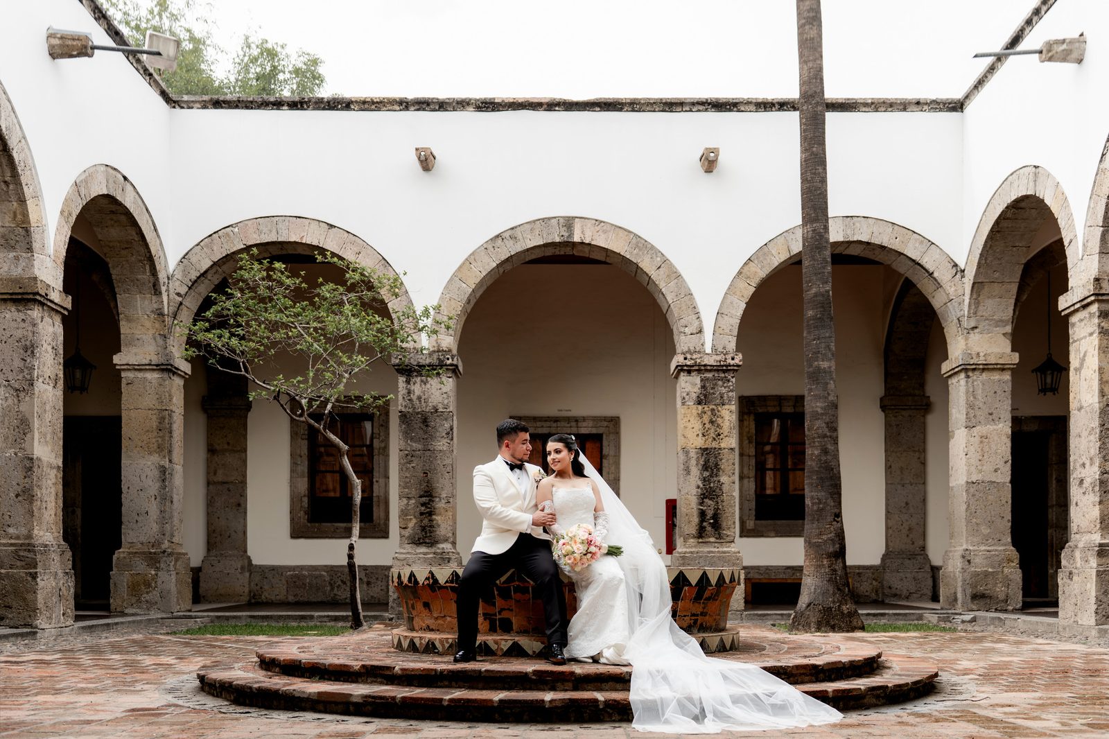 Retrato de los novios Larissa y Octavio en La Cantera Eventos — Oscar Lara Fotografía