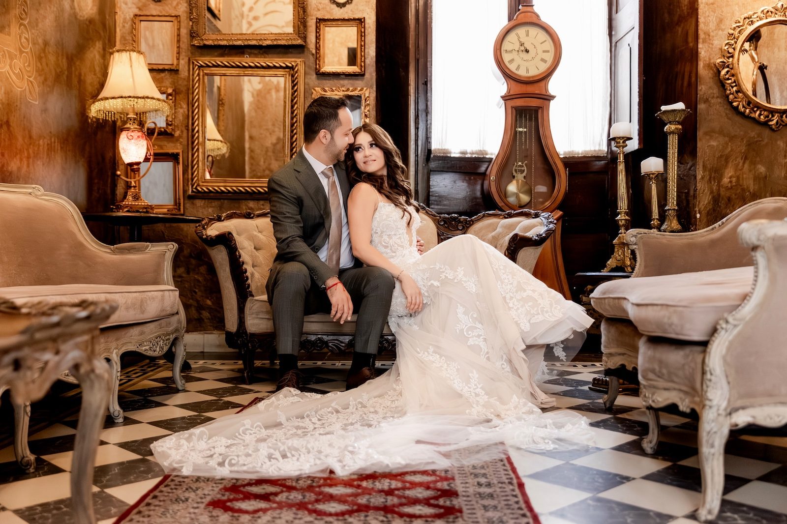 Dulce y Arturo durante su sesión Day After en Casa Pedro Loza, Guadalajara — fotografía editorial por Oscar Lara