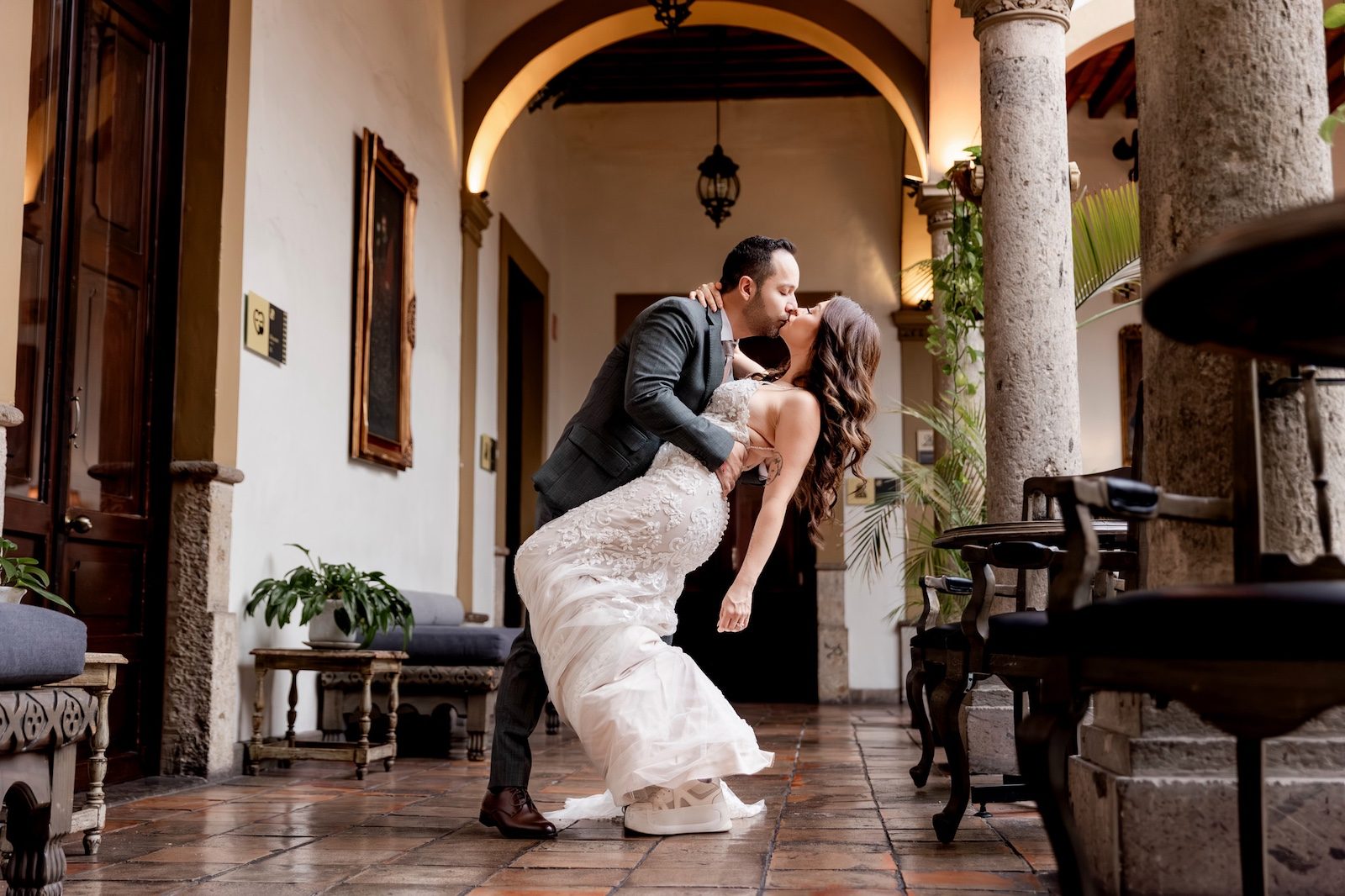 Fotografía documental de boda con dirección de arte minimalista en Guadalajara