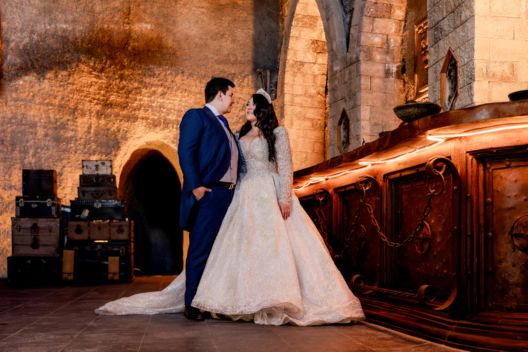Perla y Salvador frente a la fachada de castillo medieval de Siglo XIV, Guadalajara