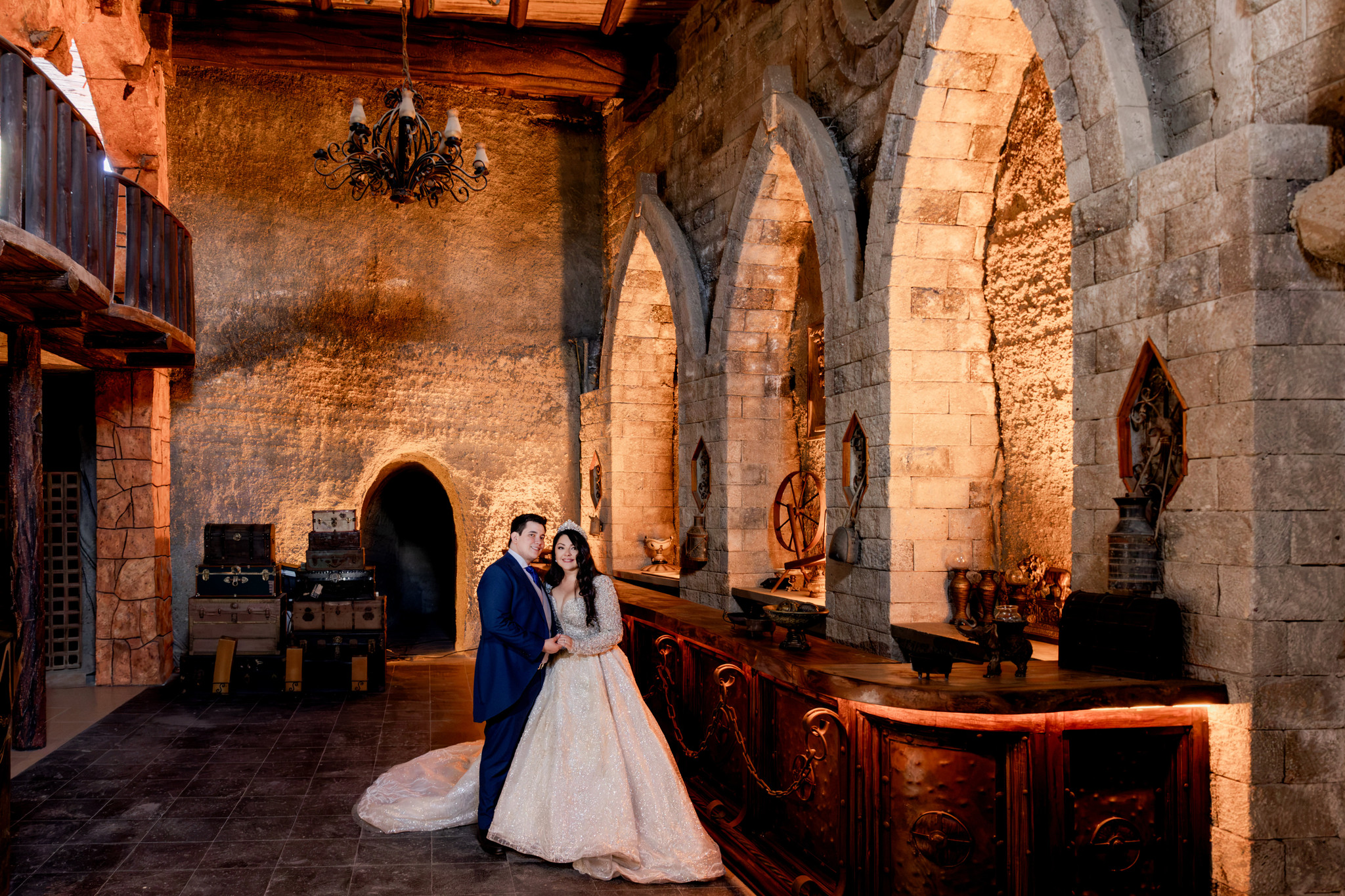 Sesión formal de Perla y Salvador entre los arcos góticos de Siglo XIV