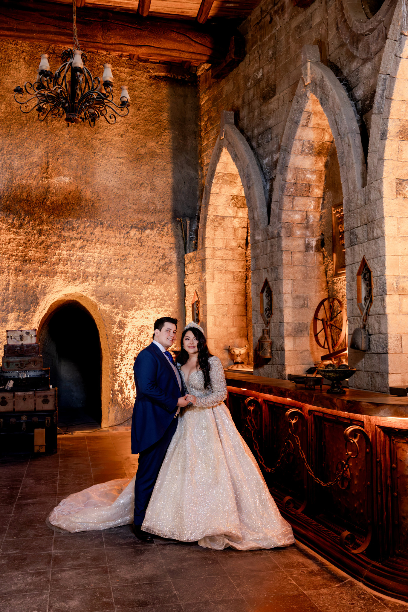 Retrato de Perla en vestido de encaje en el castillo Siglo XIV