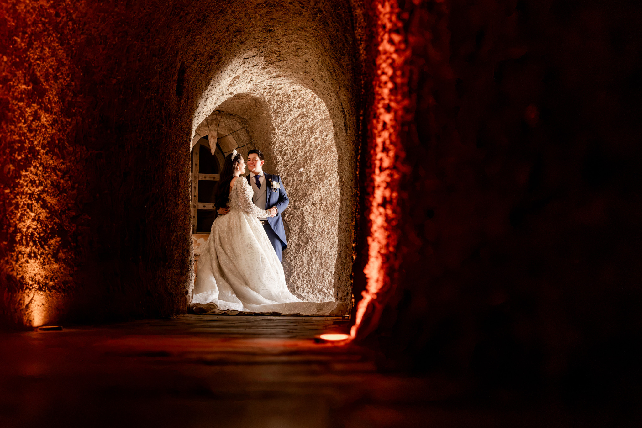 Pareja de novios frente a la arquitectura imponente del castillo Siglo XIV