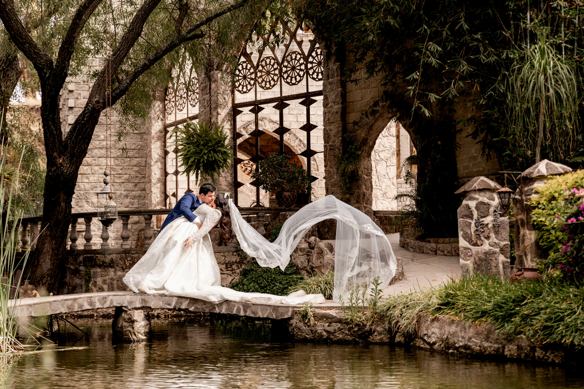 Perla y Salvador entre la naturaleza que rodea el castillo Siglo XIV