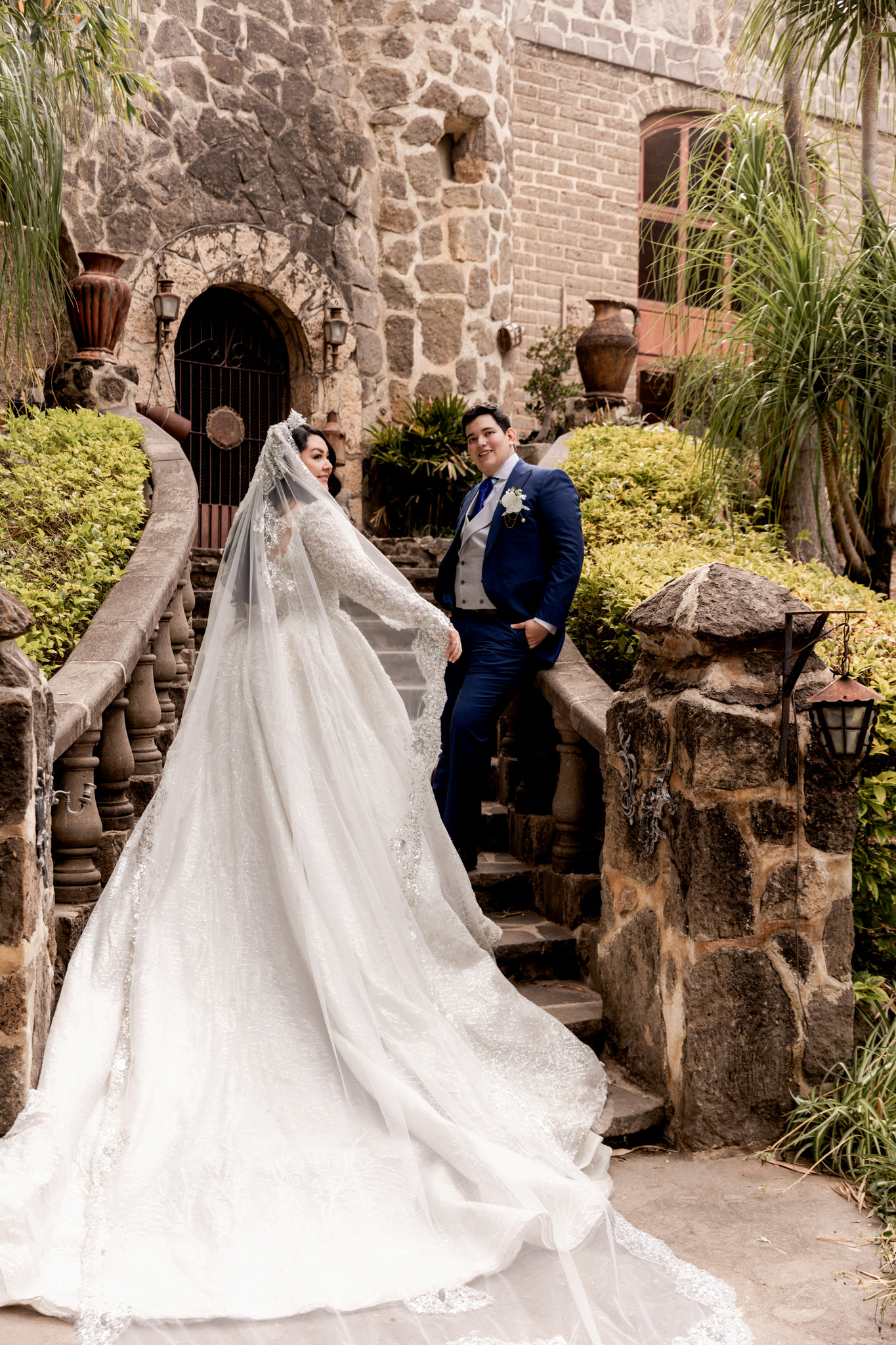 Retrato romántico de Perla y Salvador frente a la cantera de Siglo XIV