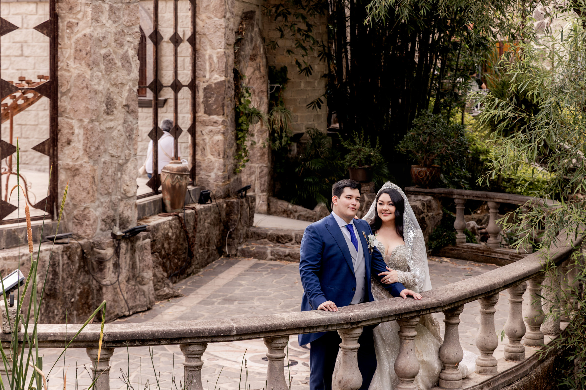 Abrazo de Perla y Salvador en su sesión formal en Guadalajara