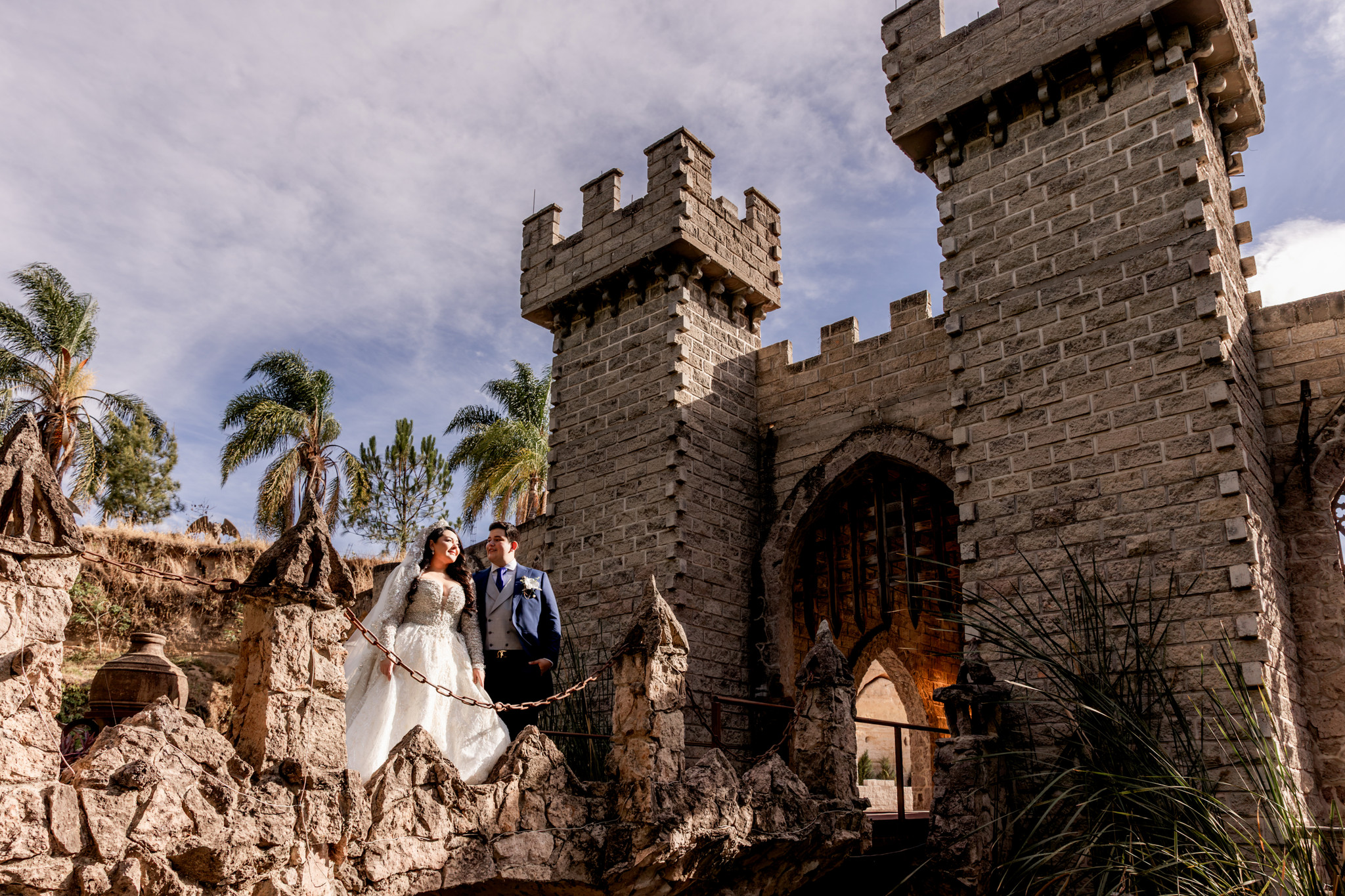 Perla y Salvador, sesión formal frente al castillo medieval Siglo XIV