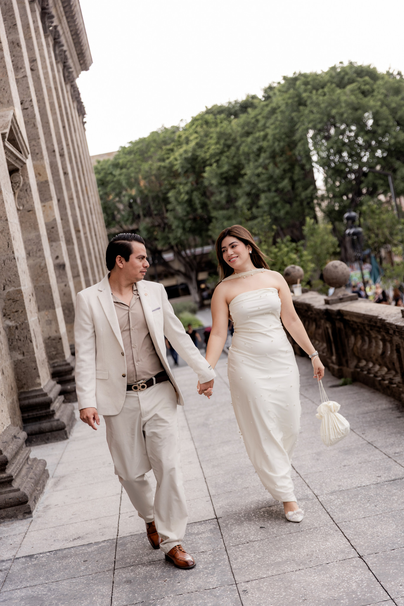 Retrato de Gabriela y Emmanuel frente al Teatro Degollado, Guadalajara