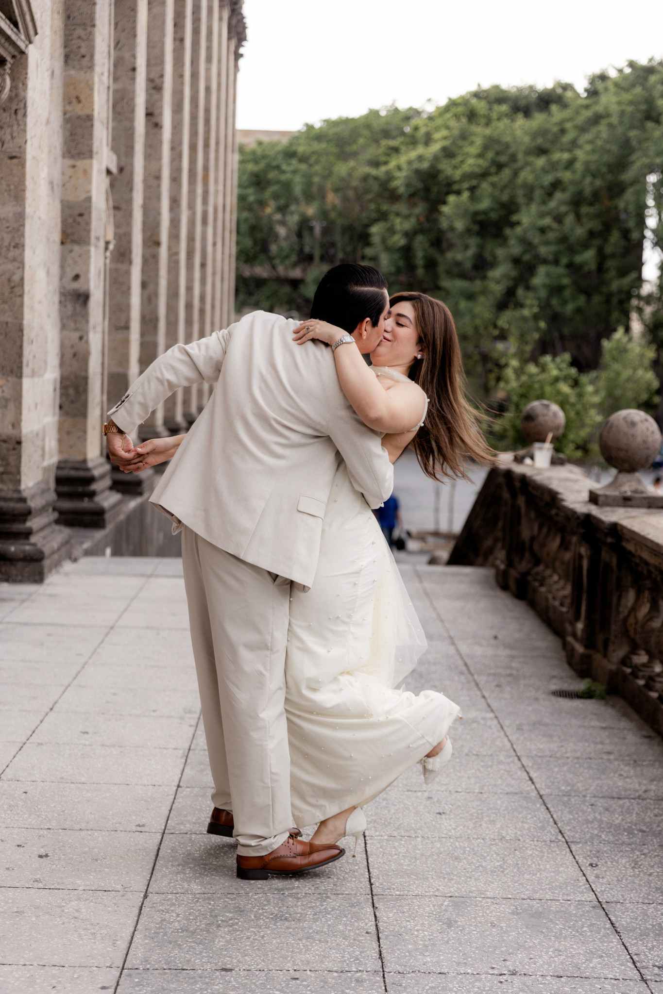 Sesión preboda de Gabriela y Emmanuel entre las columnas de cantera del Teatro Degollado
