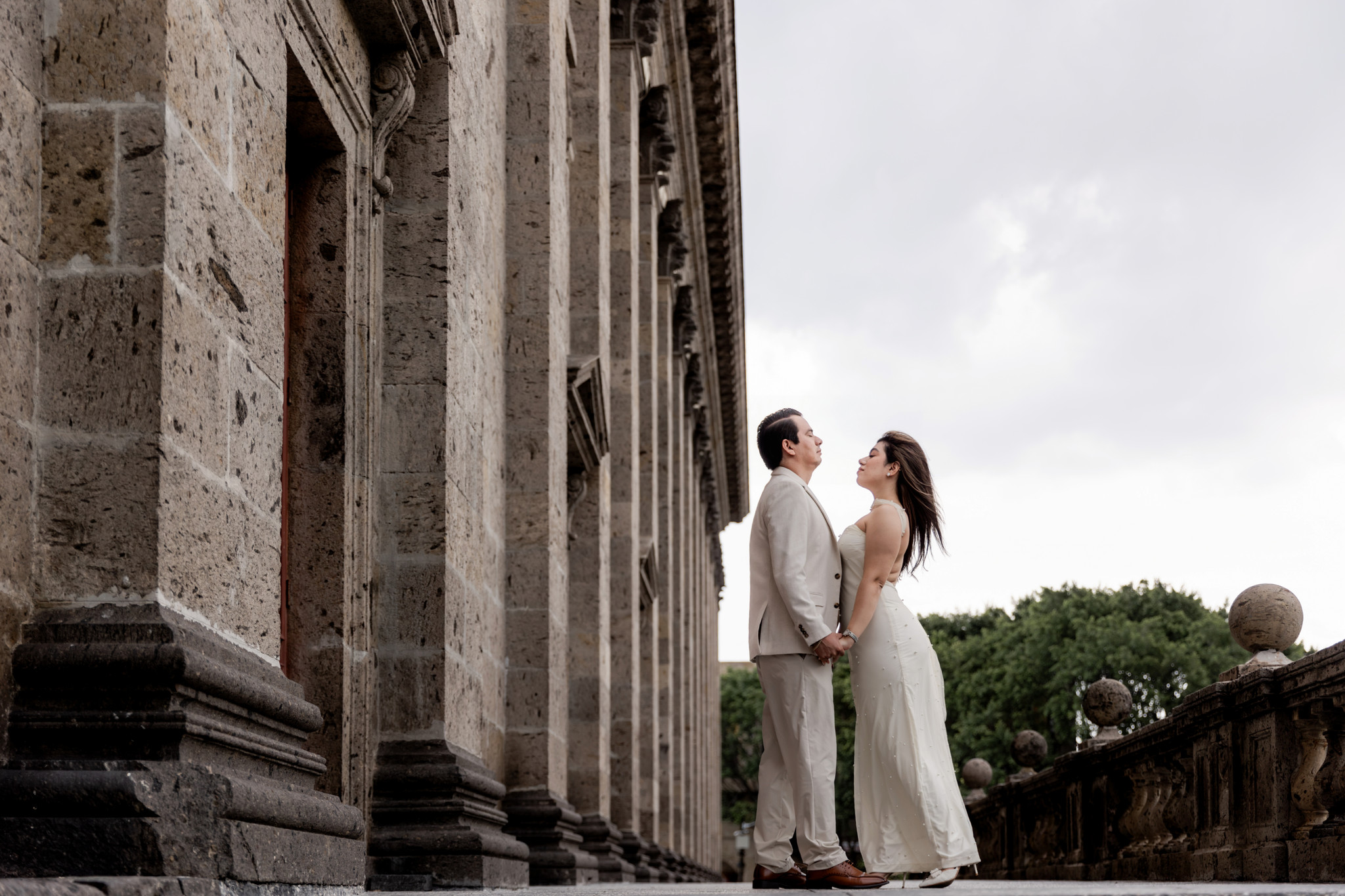 Gabriela y Emmanuel vestidos de blanco en el centro histórico de Guadalajara