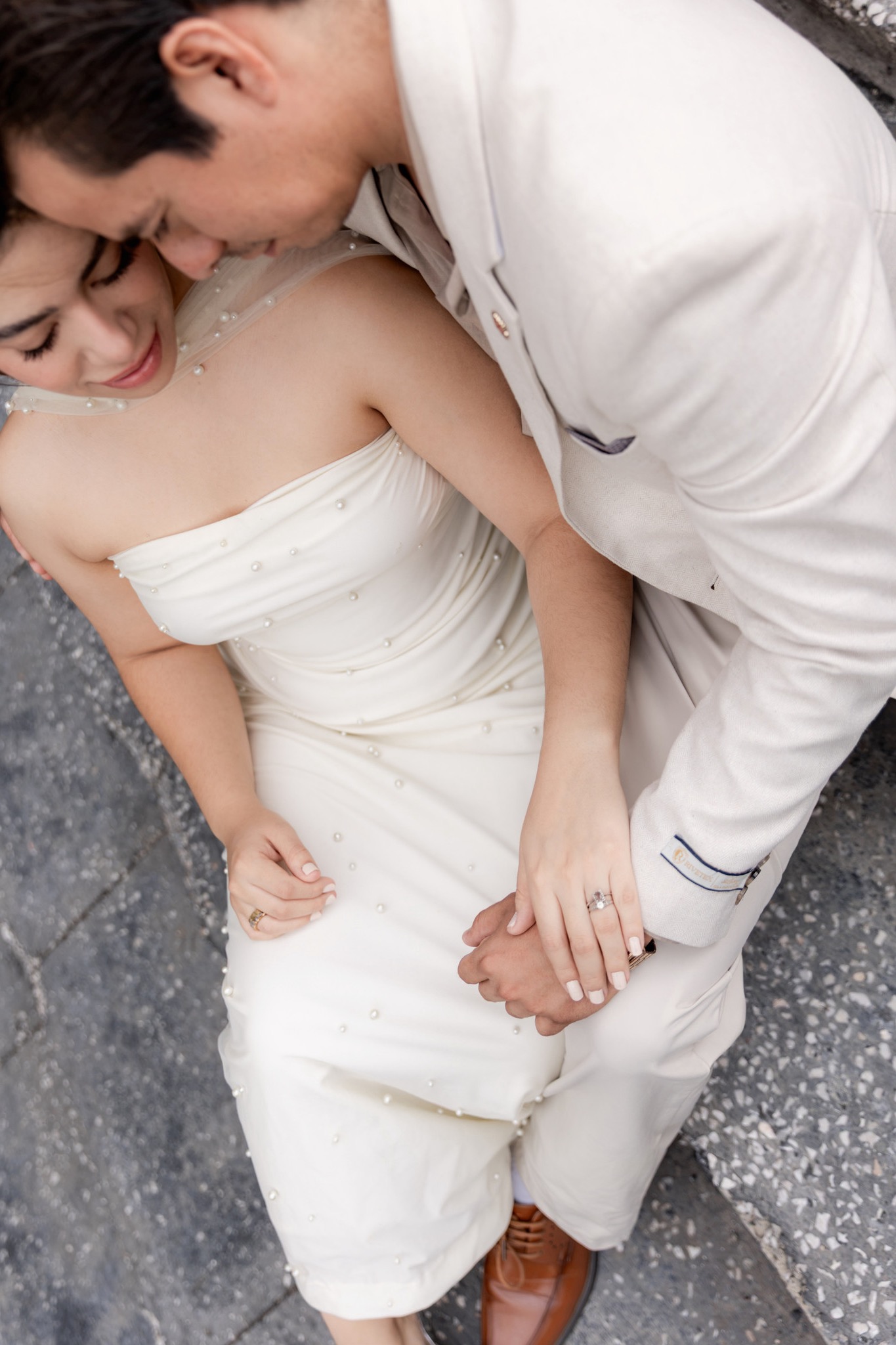 Abrazo de Gabriela y Emmanuel en su sesión preboda, Teatro Degollado