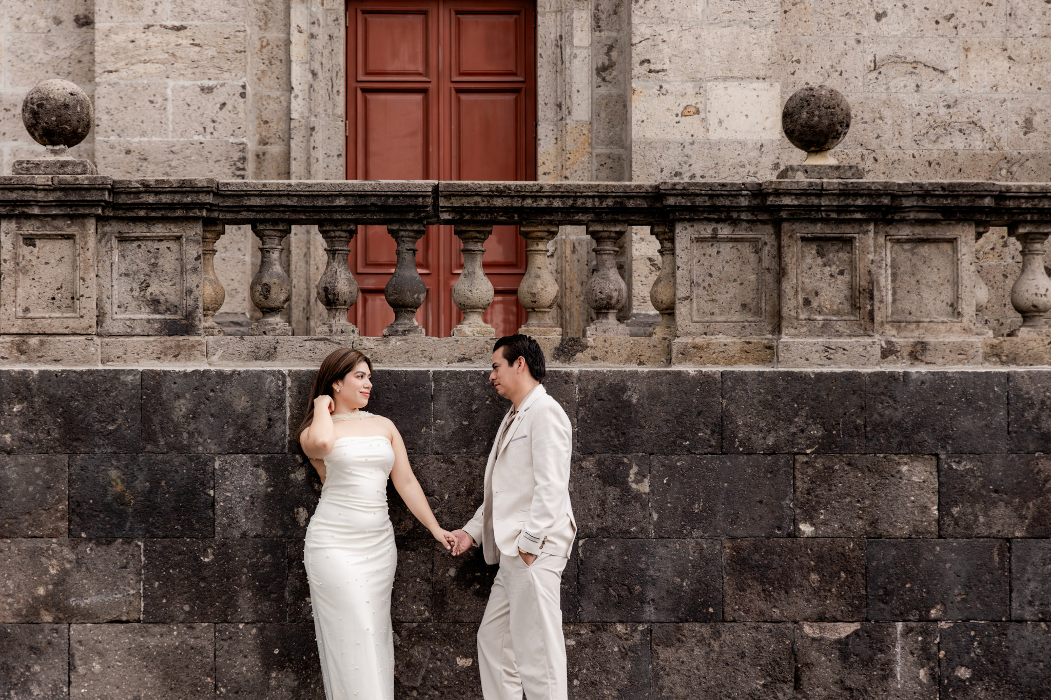 Sesión preboda editorial frente al aire neoclásico del Teatro Degollado