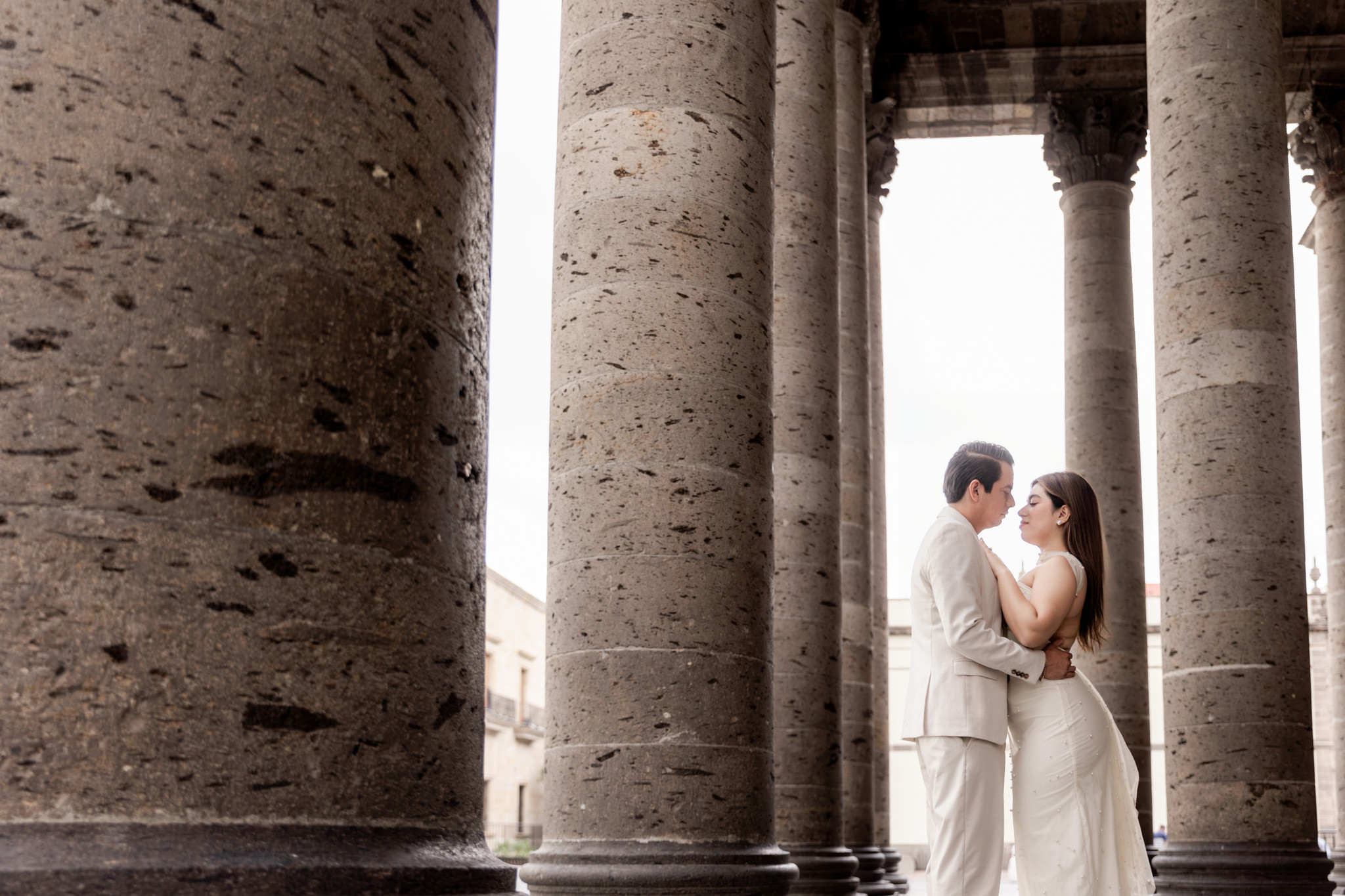 Pareja de novios frente a las columnas del Teatro Degollado