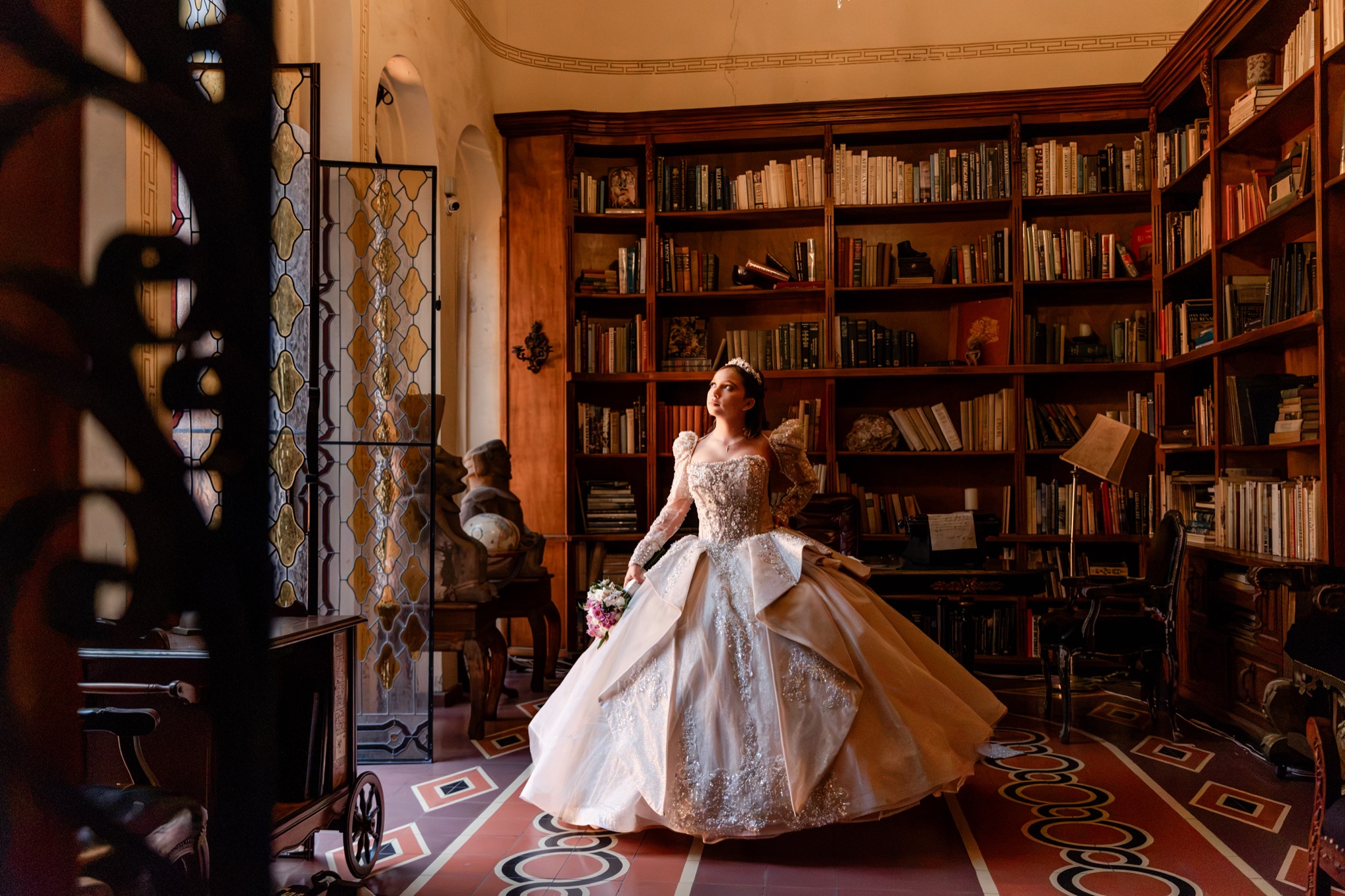 Karol gira su vestido de XV años en la biblioteca de piso a techo del Palacio de las Vacas, Guadalajara