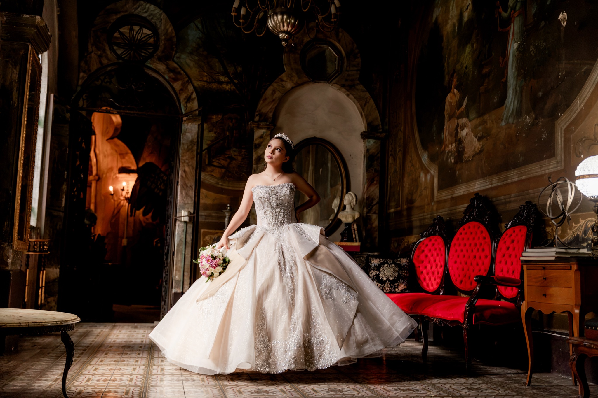 Karol en el salón de los sillones rojos capitonados del Palacio de las Vacas, Guadalajara