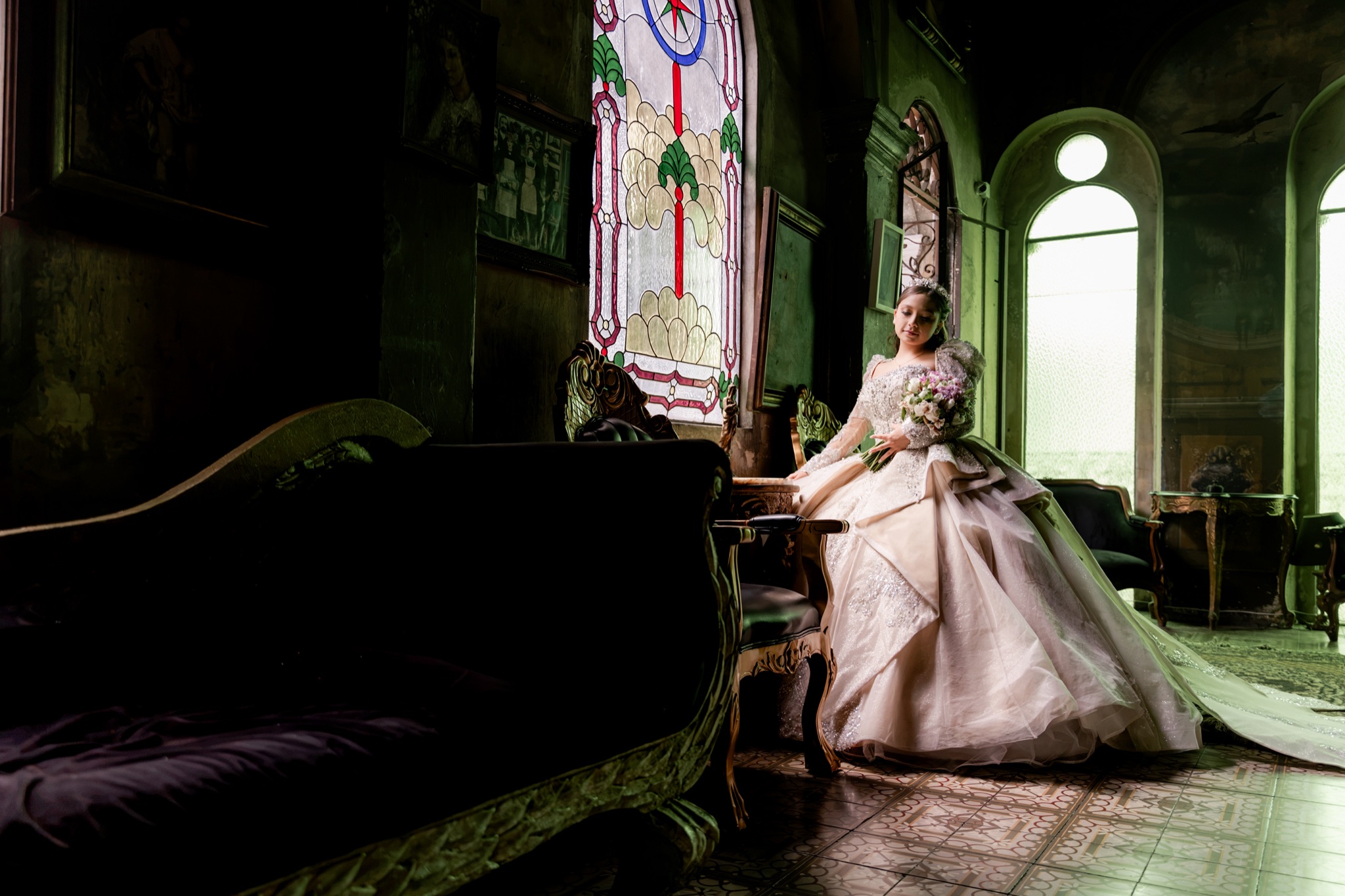 Salón de la luz verde: Karol junto al vitral y el diván del Palacio de las Vacas