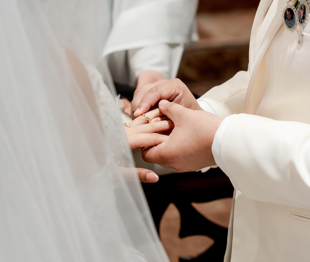Detalles de boda: anillos y ramo de novia