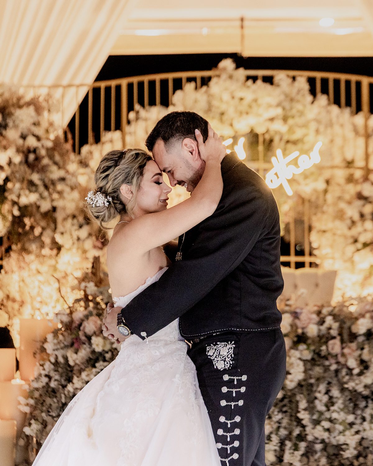 Pareja de novios durante su boda documental en Guadalajara — Oscar Lara Fotografía
