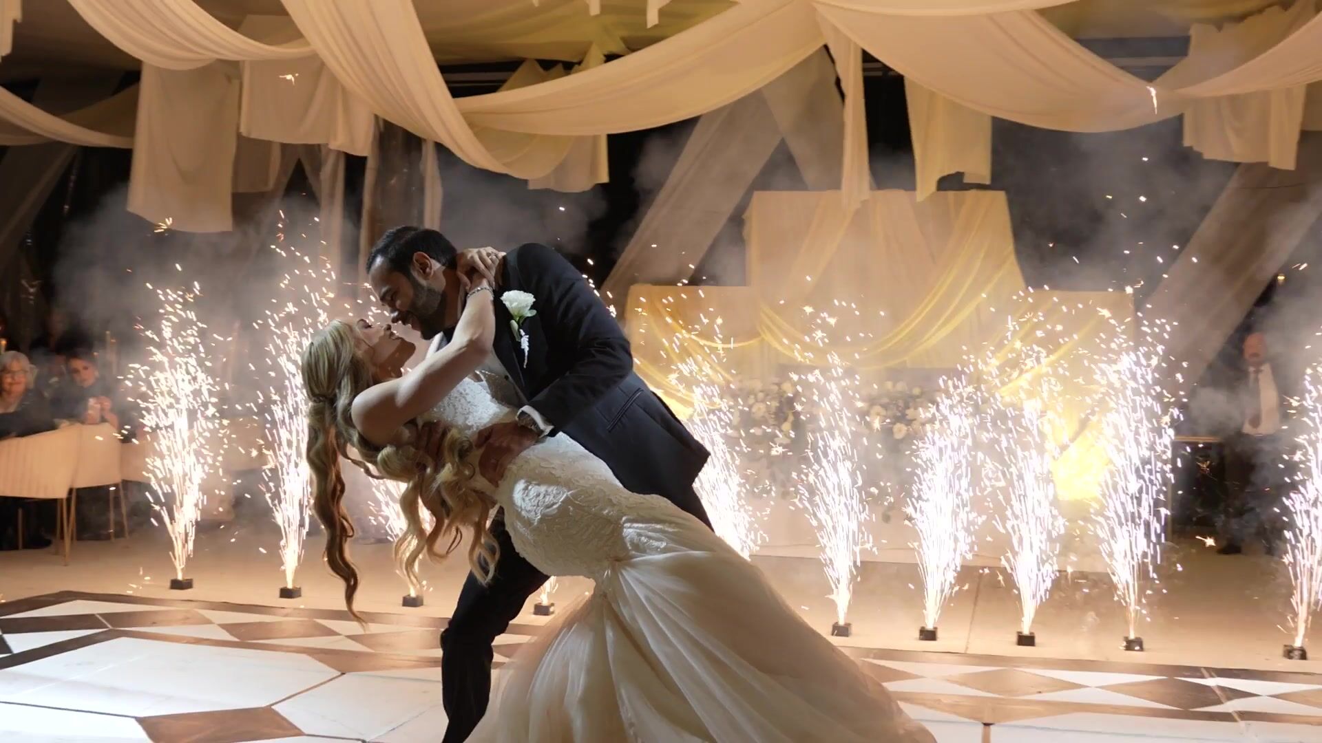 Kenia y Carlos en su primer baile, entre pirotecnia fría, en el Salón Victoria de La Victoria Eventos, Zapopan