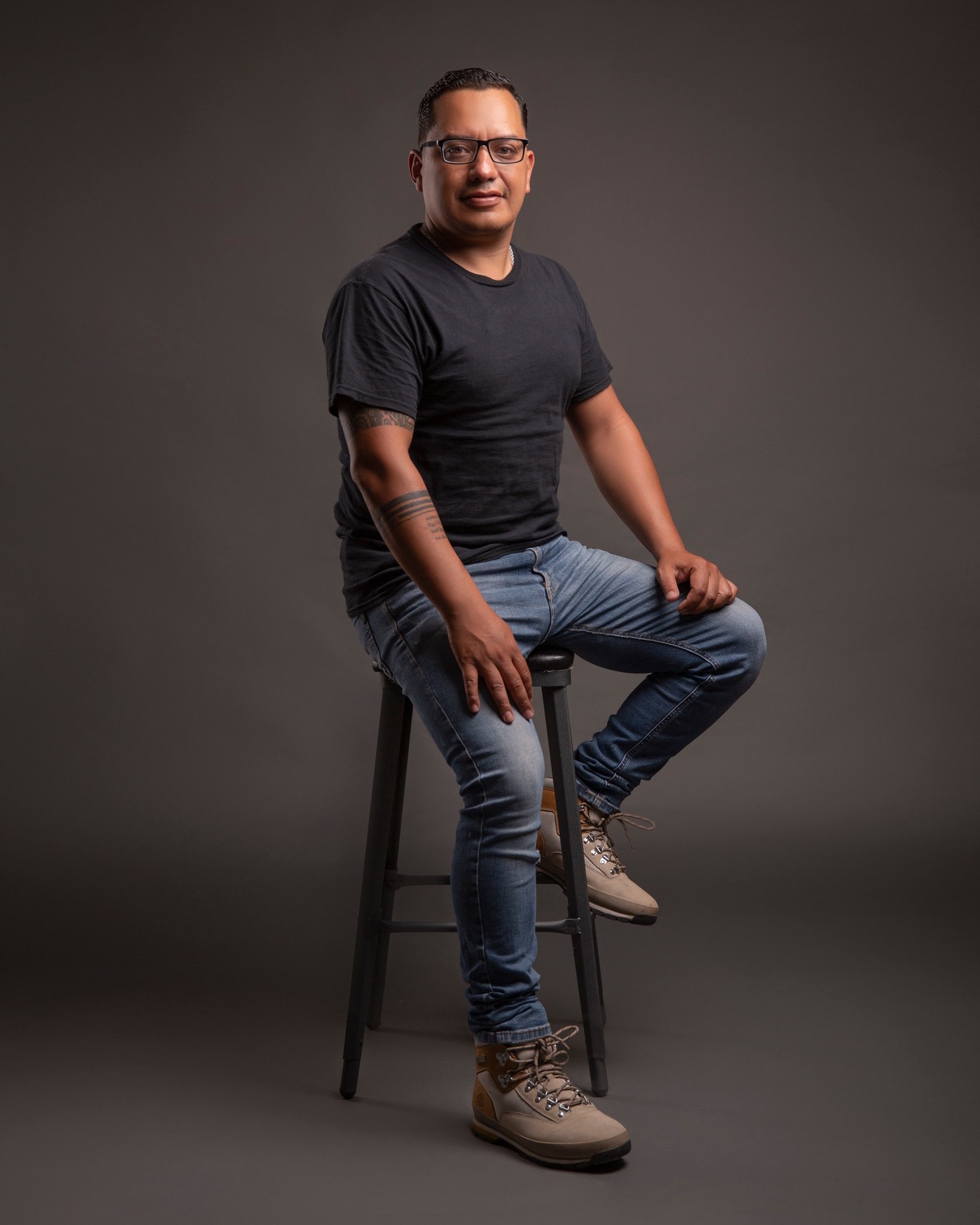 Portrait of Oscar Lara, documentary wedding photographer in Guadalajara